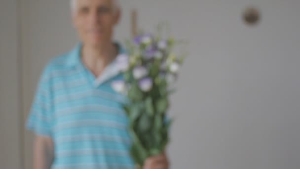 Lachende Senior Man Boeket Bloemen Thuis Geven Uit Focus Shot — Stockvideo