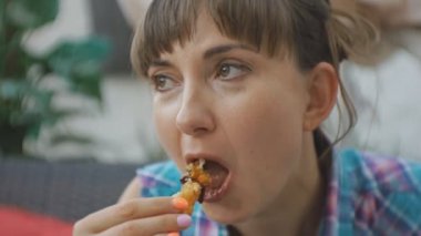 Çekici genç kafkas kadın tempura karides Japon restoran açık terasta yemek Close-up.