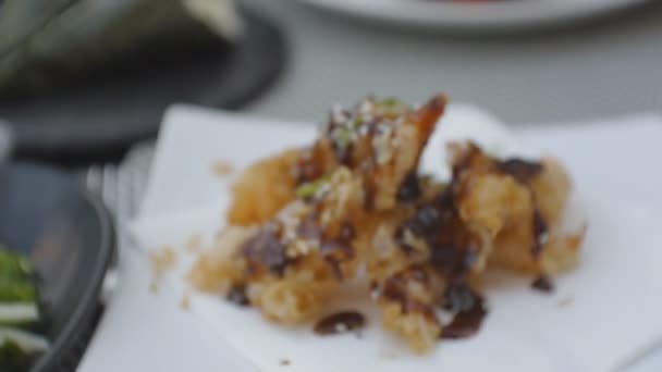 Gros plan sur les crevettes tempura avec sauce . — Video