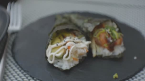 Close-up van kegel sushi temaki . — Stockvideo