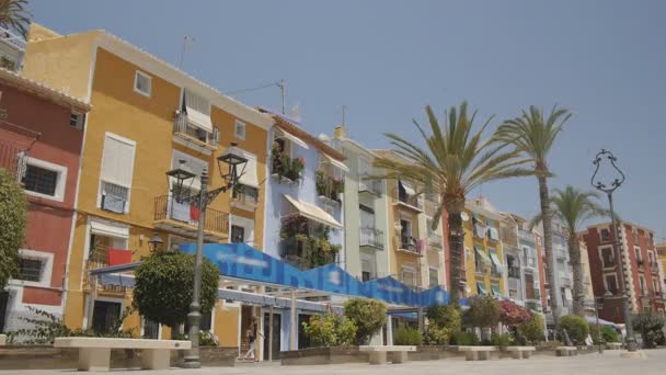 Południowej Europy placu staromodny kolorowe budynki mieszkalne. Zdjęcie z latające jaskółki ruchu w błękitne niebo. Kinograf. — Wideo stockowe