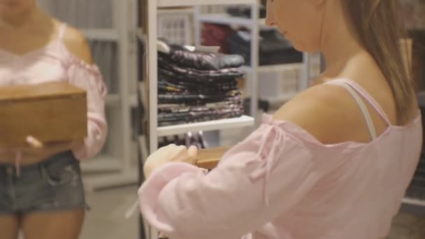 Aantrekkelijke vrouw in huishoudelijke winkel. Close-up van Kaukasische vrouwelijke opening sierkist. — Stockvideo