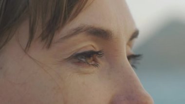 Çekici beyaz kahverengi saçlı kadının yüzü Close-up.