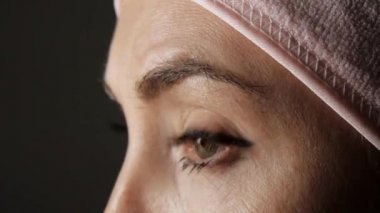 Genç beyaz kadın yüzü daha önce kozmetik prosedür Close-up. Kadının gözleri göz ileriye doğru yanıp.