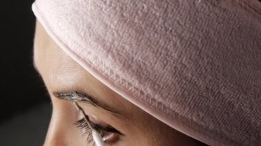 Kaşlar boyama. Kaşları için kahverengi boya uygulanması yakın çekim.