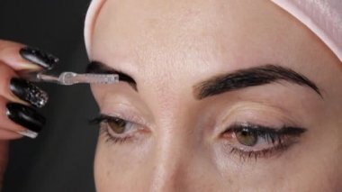 Kaşlar boyama. Kaşlarını penye kadın Close-up.