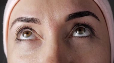 Close-up kozmetik prosedür sonra genç beyaz kadın yüzü. Kadının gözleri ararken.