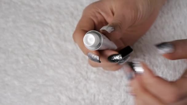 Primer plano de las manos femeninas apertura de tubo de crema . — Vídeos de Stock