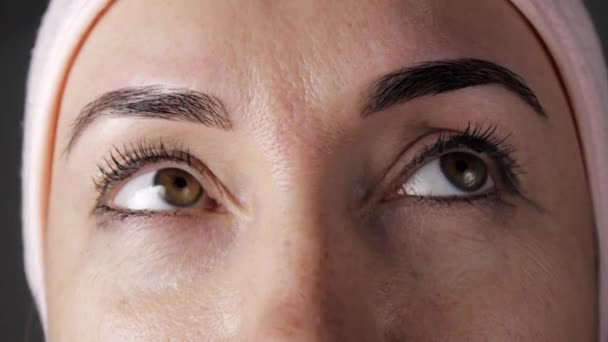 Close-up of young caucasian female face after cosmetic procedure. Womans eyes consistently looking in different directions. — Stock Video