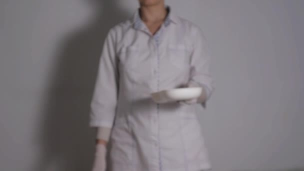Hapları vermeye kadın doktor. Genç profesyonel tıbbi böbrek çanağı alarak bir blister tablet verir. — Stok video