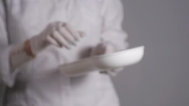 의사가 인식할 전문가 요리에서 물집의 첨가제를 합니다 클로즈업 — 비디오