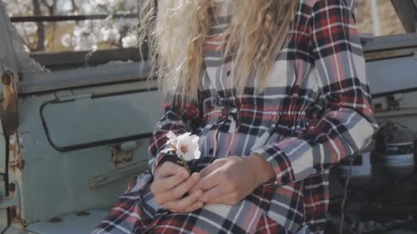 Ragazza Nel Giardino Fiorito Primo Piano Della Giovane Ragazza Caucasica — Video Stock