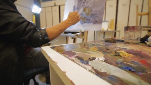 Artist paints in studio. — Stock Video