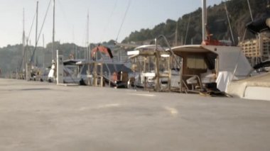 Genç kadın denizde liman yapıyor. Çekici beyaz kızlar için eğitim iskelede gidiyorsunuz uygun.