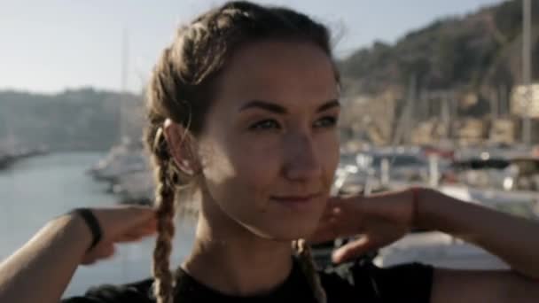 Giovani donne che fanno esercizi al porto marittimo. Primo piano della vestibilità attraente ragazza caucasica riscaldamento applausi muscoli del corpo . — Video Stock