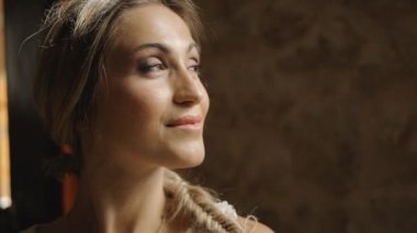 Genç sarışın kadın portresi.