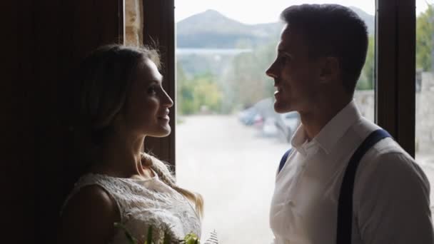 Sposa e sposo vicino alla finestra . — Video Stock