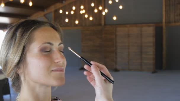 Maquillador profesional en el trabajo . — Vídeos de Stock