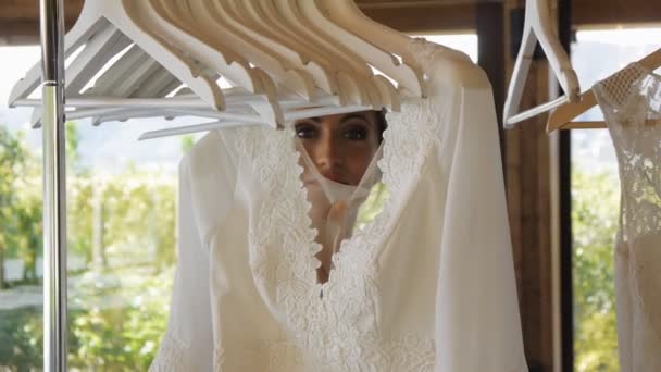 Молода жінка і біла мереживна сукня . — стокове відео