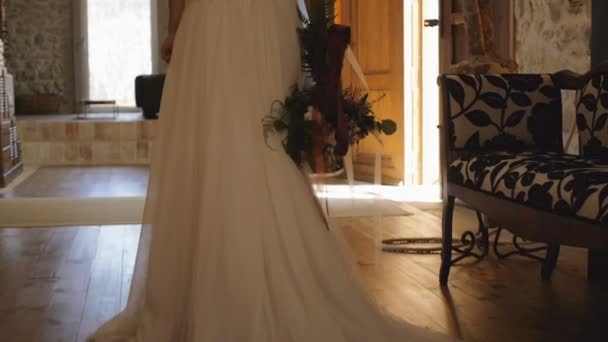 Bride with bouquet walks interior. — Stock Video