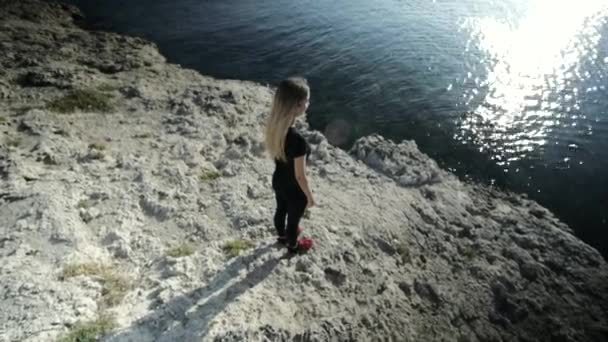 Junge Frau macht Übungen am Meer. — Stockvideo