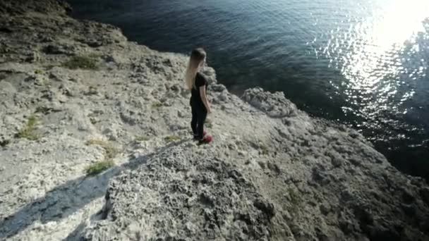 Fiatal nő csinál gyakorlatokat a tenger. — Stock videók