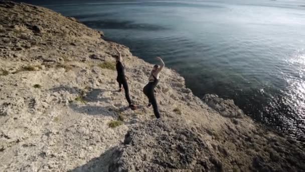 Dvě mladé ženy cvičováním u moře. — Stock video