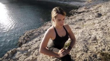 Deniz den egzersiz yapan iki genç kadın.