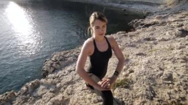 Deniz den egzersiz yapan iki genç kadın.