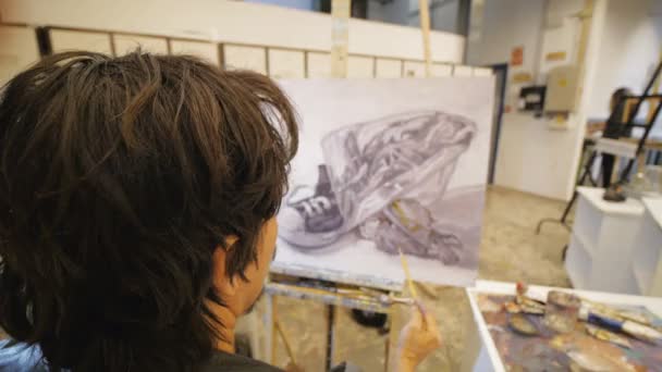 Künstler malt im Atelier. — Stockvideo