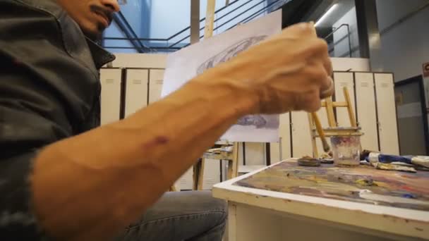 Peintures d'artiste en atelier . — Video
