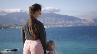 Aile karantina sırasında yürüyüşe çıkmış..