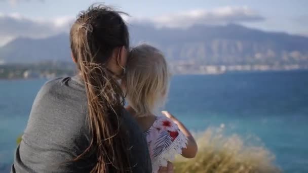 Famiglia in quarantena durante una passeggiata. — Video Stock