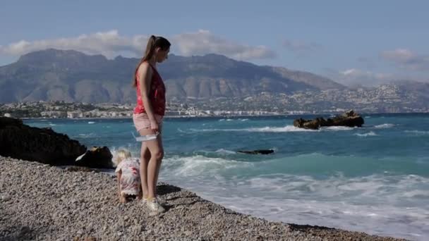 Familie wandelen tijdens quarantaine. — Stockvideo