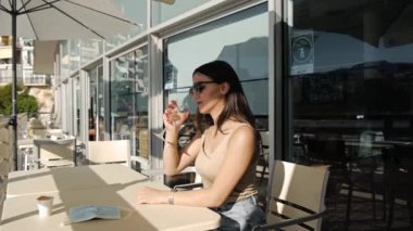 Kafenin terasındaki genç kadın..