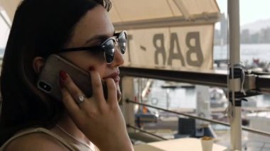 Açık kafe terasında genç bir kadın..