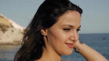 Deniz iskelesinde beyaz elbiseli genç bir kadın..