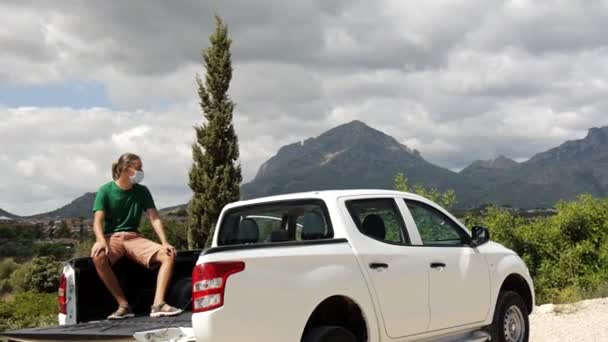 Tonårspojke på baksidan av pickup lastbil. — Stockvideo