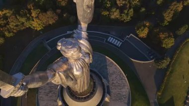 Ukrayna 'nın Ukrayna Ana Anıtı' nın Ukrayna 'daki havadan görünüşü heykeli, kalkanı üç çatallı, dairesel plazalı ve çevresini çevreleyen yeşillikleri gösteriyor..