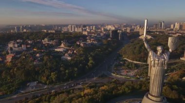 Ukrayna 'nın başkenti Kyiv' deki Ukrayna 'nın havadan görünüşü, geniş bir hareketle. Kalkan Ukrayna mızrağını gösteriyor, şehir manzaralı..