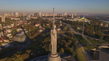 Ukrayna 'nın başkenti Kyiv' deki Ukrayna Anıtı 'nın havadan görünüşü. Kalkanında, şehrinde ve ağaçların oluşturduğu caddelerde altın saat..