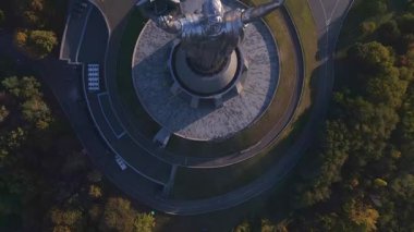Ukrayna 'nın Ukrayna Ana Anıtı' nın Kyiv, Ukrayna 'daki havadan görünüşü, metalik yapısını, dairesel tabanını ve mızrak amblemini pürüzsüz bir hareketle gösteriyor..