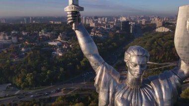 Ukrayna 'nın Ukrayna Ana Anıtı' nın Ukrayna 'daki hava görüntüleri, kalkanında Ukrayna mızrağı, Dnipro Nehri ve şehir manzarası var..