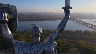 Ukrayna 'nın Ukrayna' nın başkenti Kyiv 'deki Dnipro Nehri ve şehrin silueti ile kalkanında Ukrayna mızrağının yer aldığı hava görüntüleri..