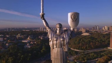 Ukrayna 'nın Ukrayna' nın Ukrayna Ana Anıtı 'nın günbatımında Ukrayna mızrağını gösteren kılıç ve kalkanıyla hava manzarası..