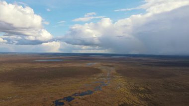 İnsansız hava aracı Yelnya bataklığının turba, göl ve kanallardan oluşan mozaik manzarasını yakalar. Bulutlar uçsuz bucaksız, el değmemiş sulak alanlara gölge düşürüyor..