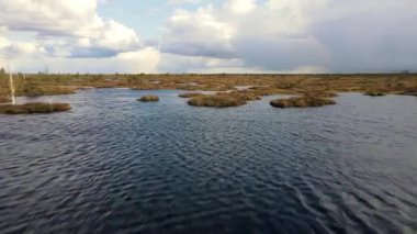 İnsansız hava aracı Yelnya bataklıklarını, gölleri ve Belarus 'taki orman adalarını ele geçirir. Hareket, dinamik bulut gölgeleriyle geniş bir mozaik manzarayı ortaya çıkarır..