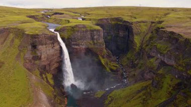 Bir kanyona düşen Haifoss şelalesinin dramatik hava manzarası, yükselen sis, kıvrılan bir nehir, engebeli uçurumlar ve İzlanda 'da geniş bir plato..