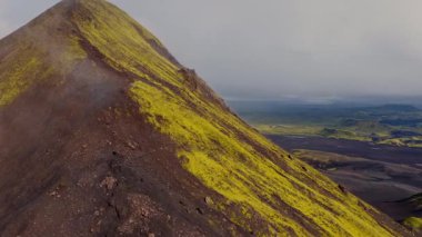 İzlanda 'nın yosunlarının havadan görünüşü volkanik yamaçları, kıvrımlı nehirleri ve sisli dağları kaplıyordu. Canlı renkleri ve engebeli araziyi gösteriyordu..