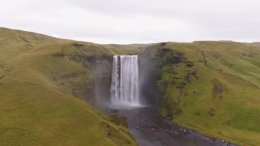 İnsansız hava aracı İzlanda 'nın manzaralarını, sergilenen şelaleleri, volkanik lav tarlalarını, karla kaplı dağları ve pürüzsüz hareket eden bir nehri yakalar..